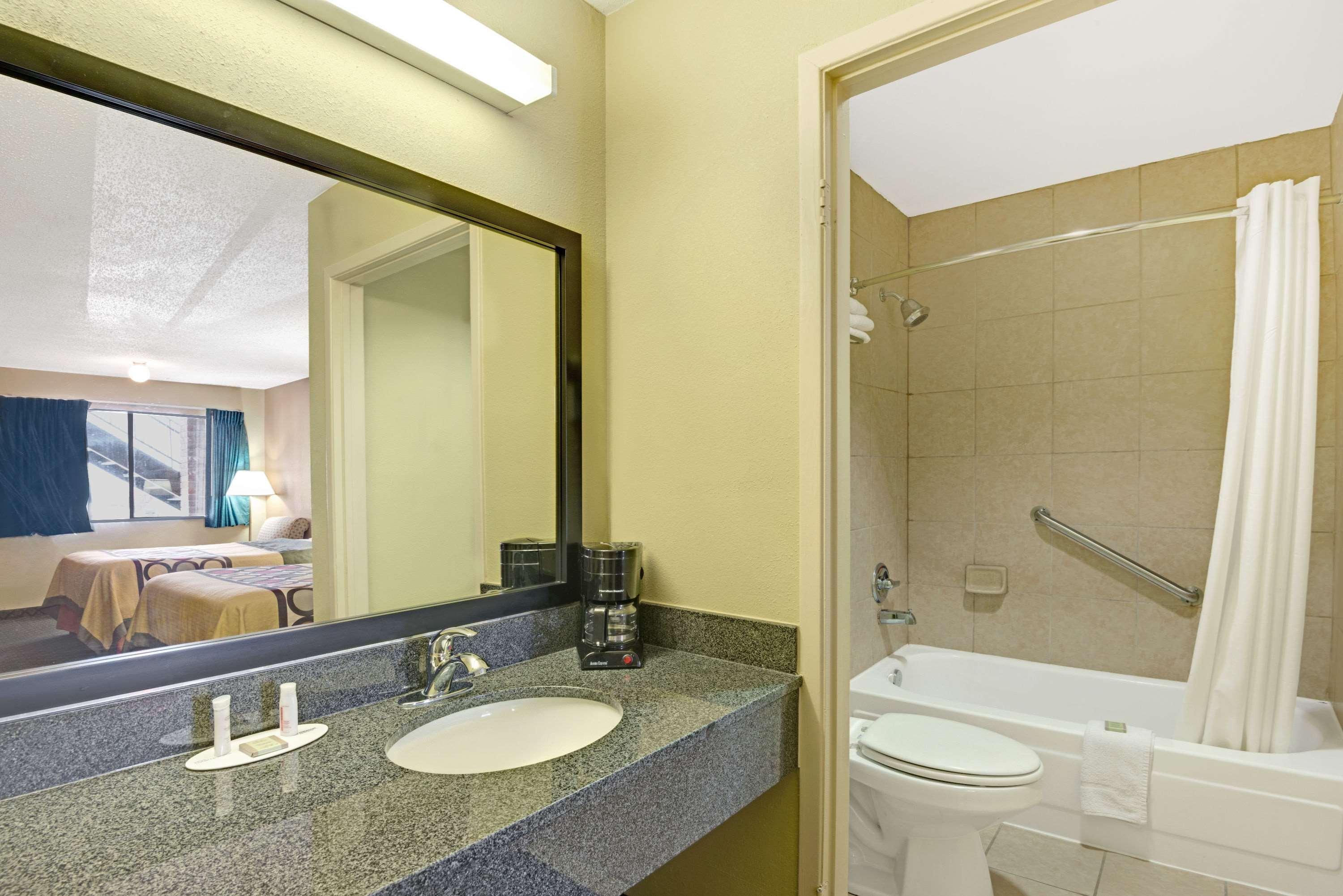 Super 8 By Wyndham Universal City Bagian luar foto