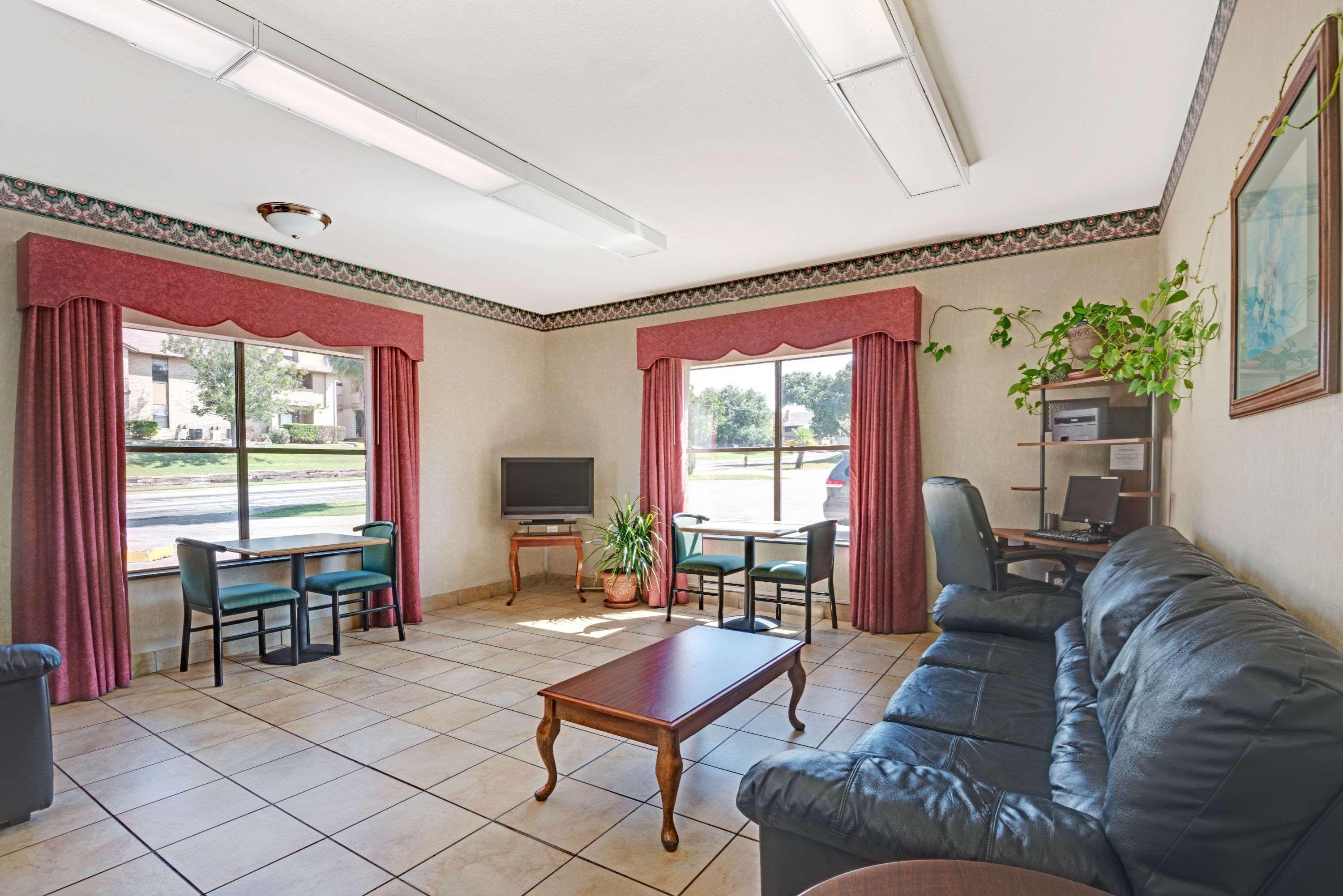 Super 8 By Wyndham Universal City Bagian luar foto