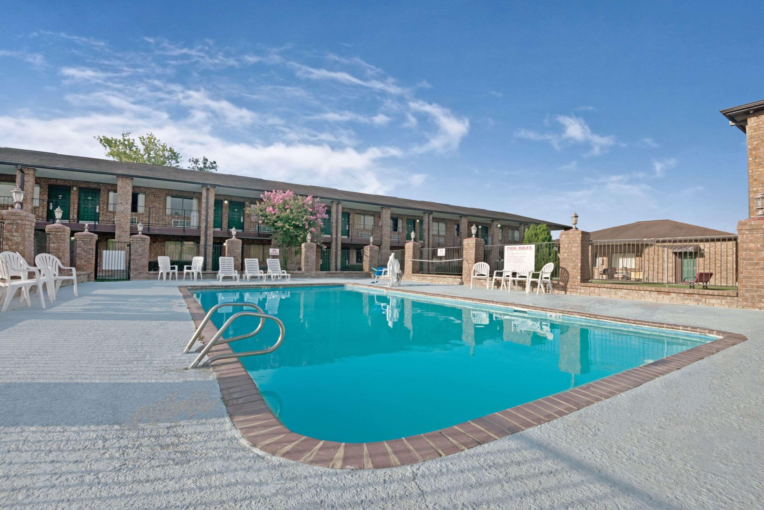 Super 8 By Wyndham Universal City Bagian luar foto