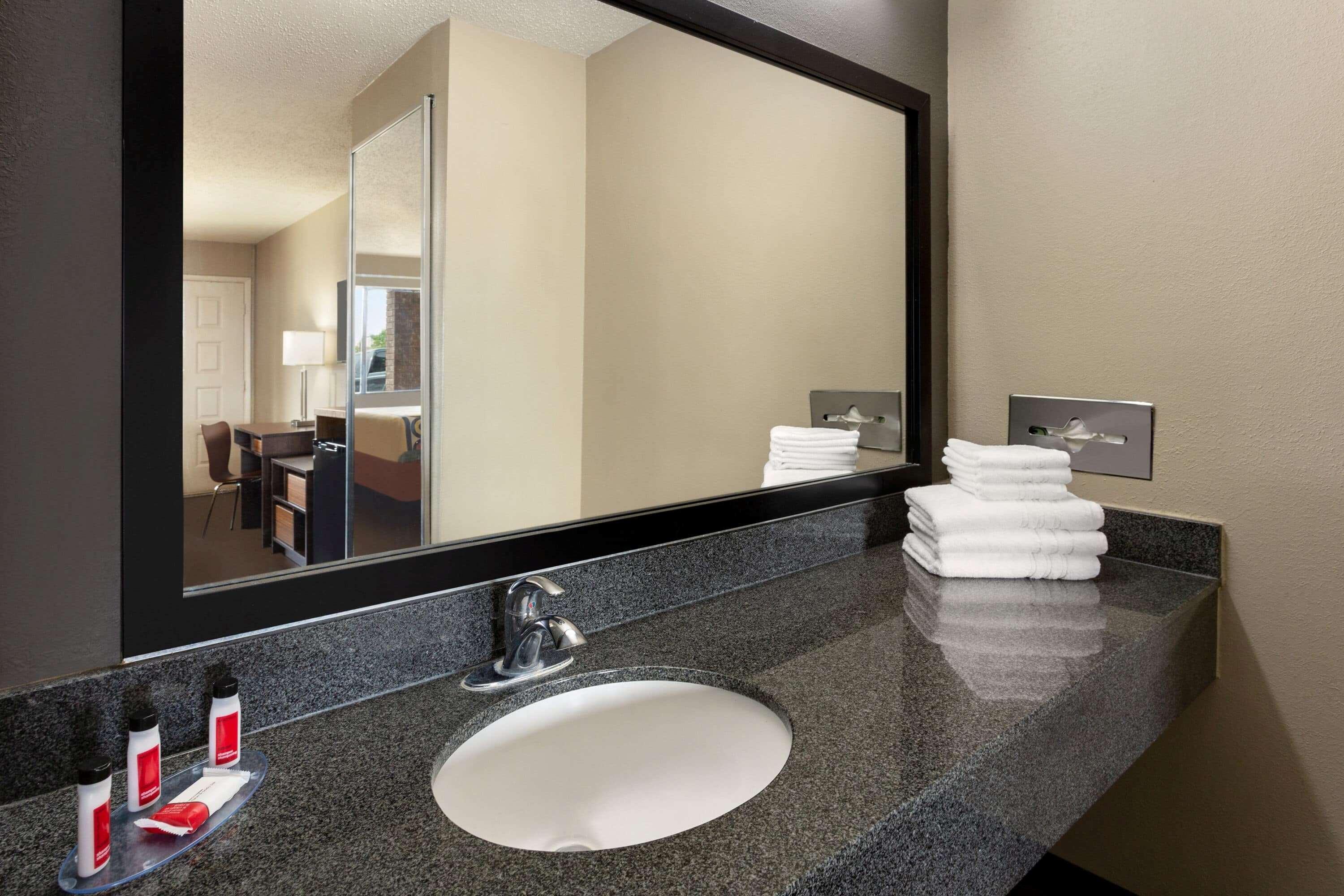 Super 8 By Wyndham Universal City Bagian luar foto