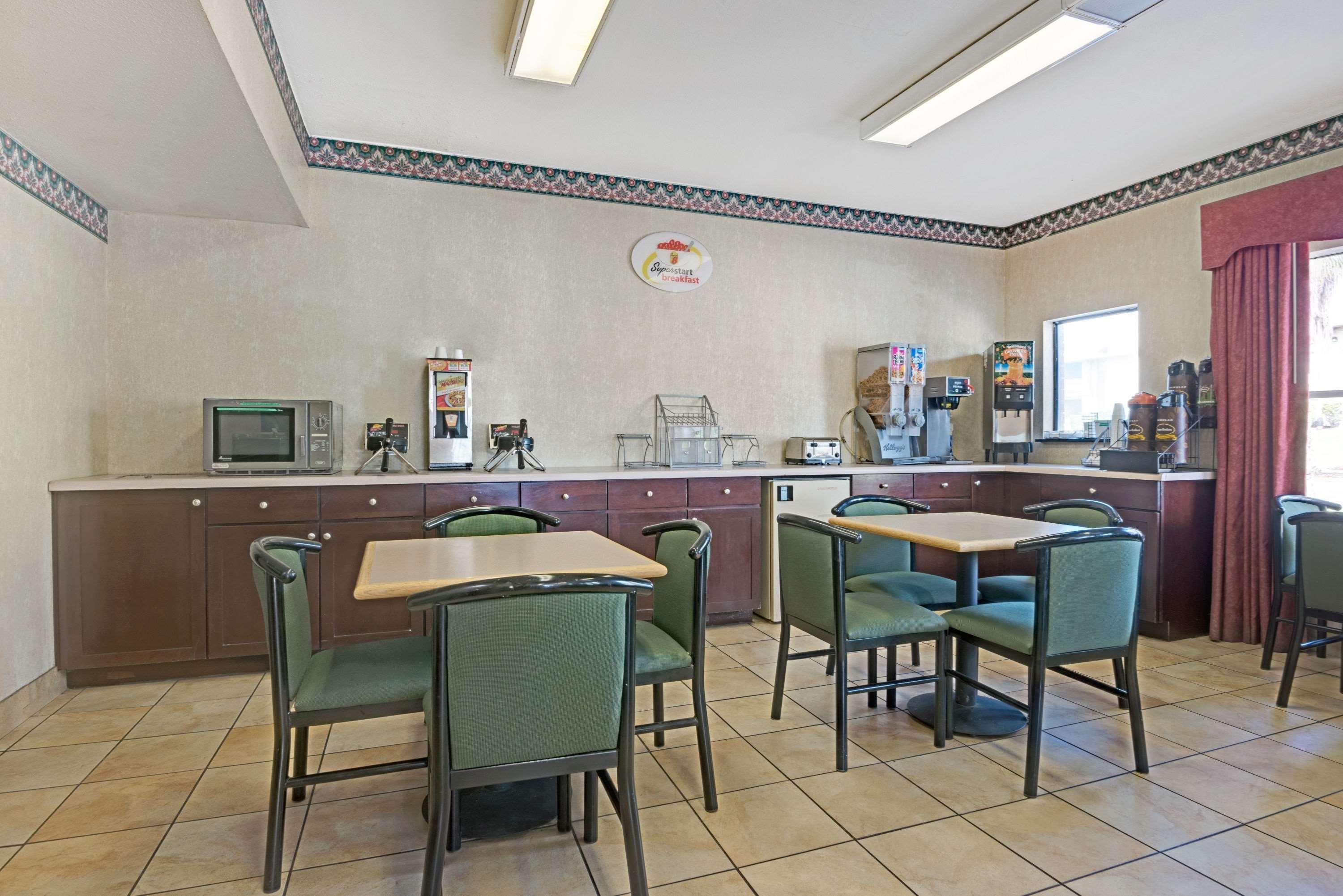 Super 8 By Wyndham Universal City Bagian luar foto