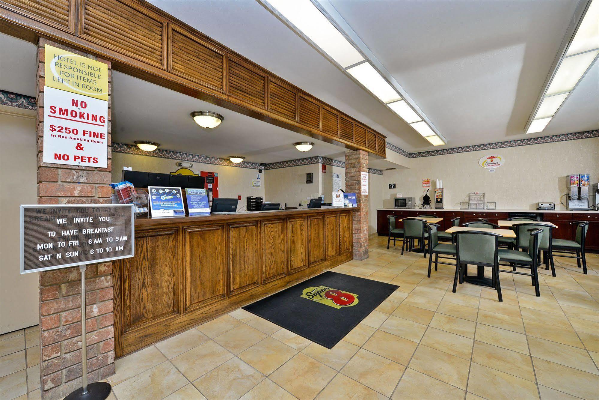 Super 8 By Wyndham Universal City Bagian luar foto