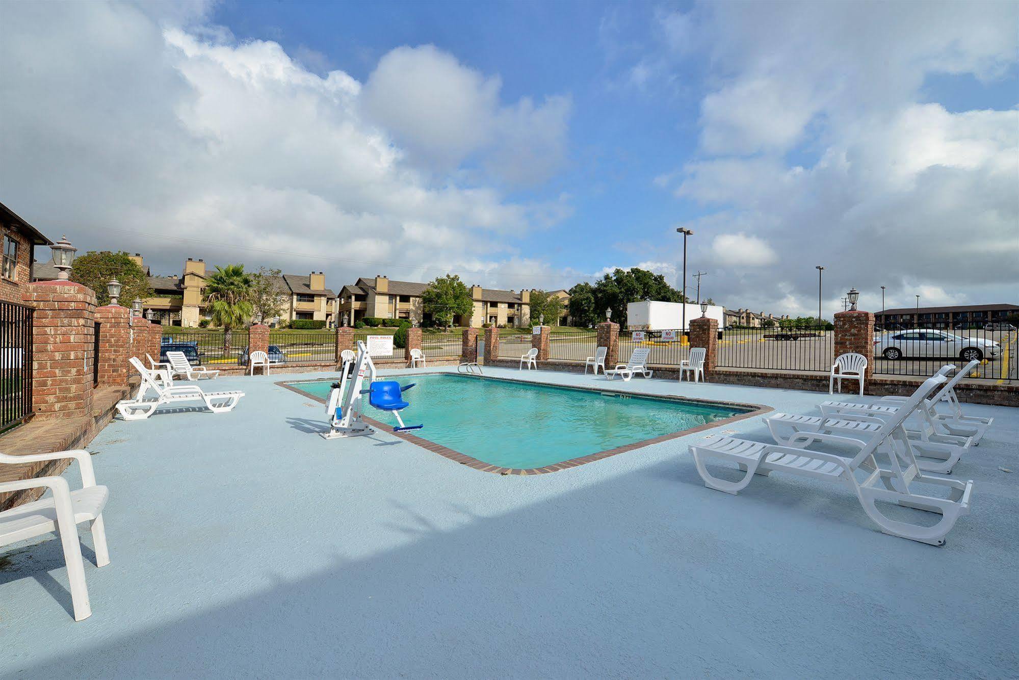 Super 8 By Wyndham Universal City Bagian luar foto